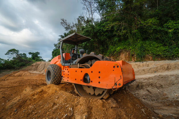 máquina fazendo compactação do solo