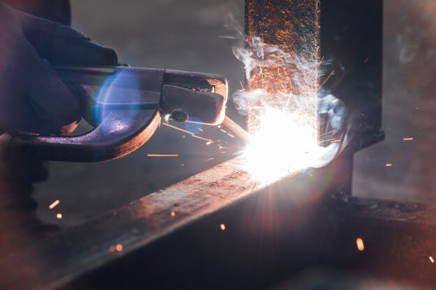 máquina de solda homem soldando objeto