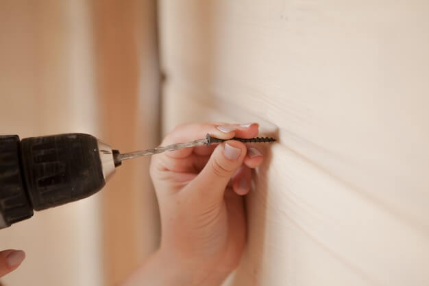 parafusadeira martelando