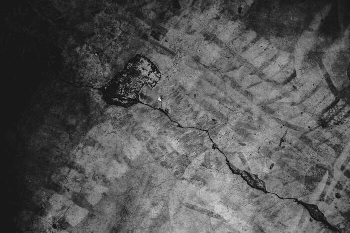 rachaduras na parede desgastada