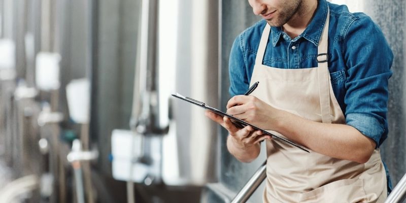 iso 9000 empresas certificadas homem trabalhando