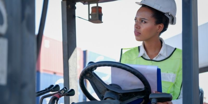 iso 9000 pdf mulher em servico