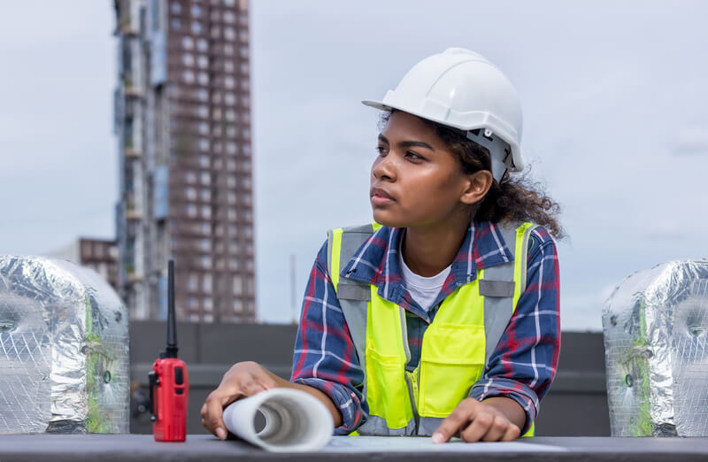 tecnologia construtiva engenheira observando construcao