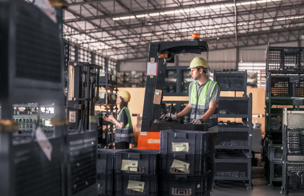 homem organizando almoxarifado de obra