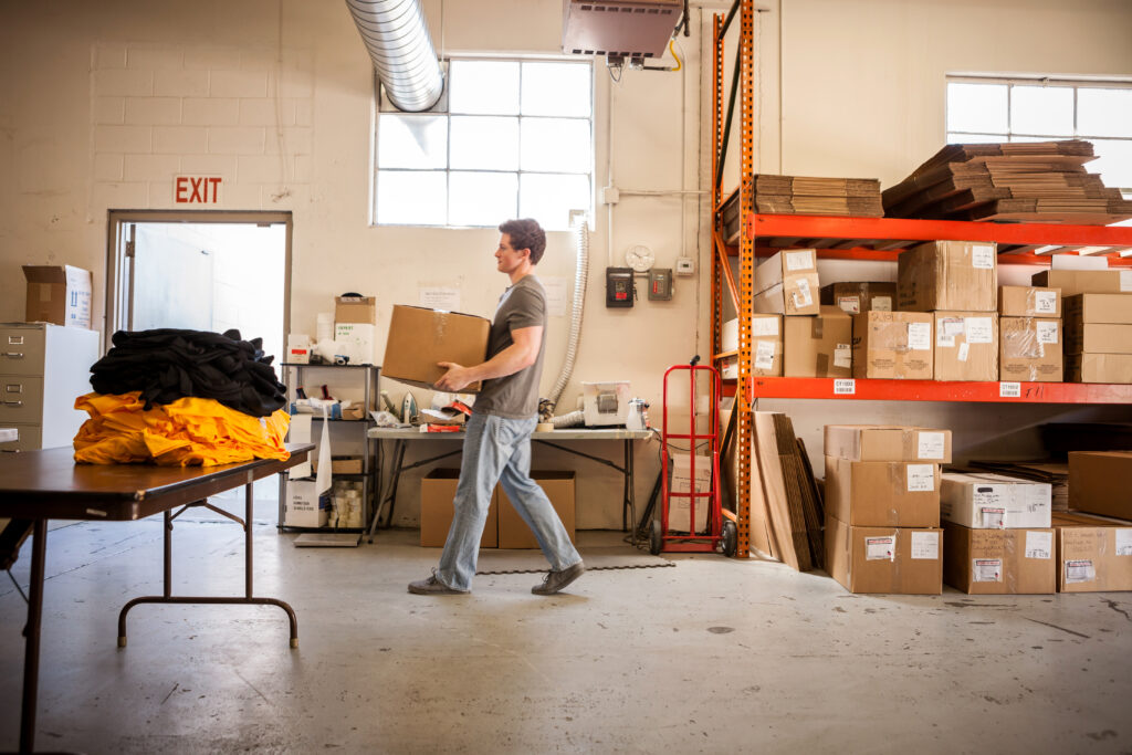 homem organizando almoxarifado de obra