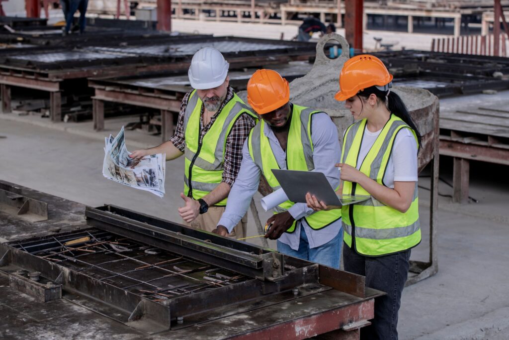 engenheiros trabalhando com diário de obra