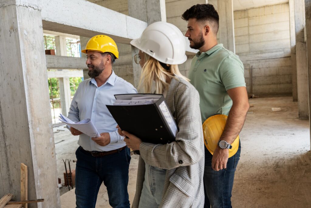 engenheira conversando com diário de obra