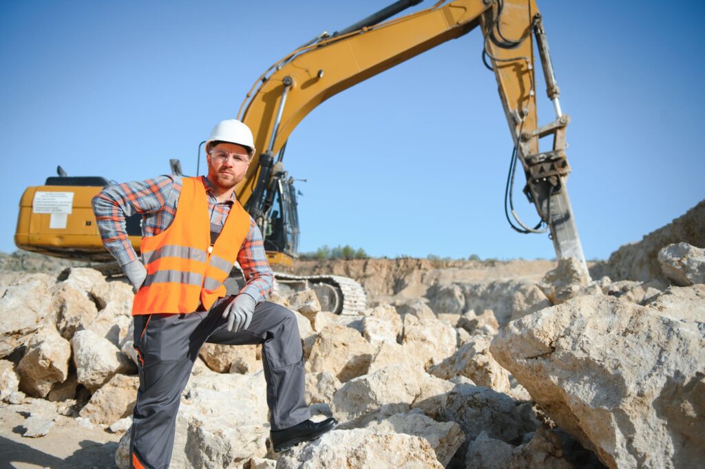 homem com epi trabalhando com rompedor hidráulico