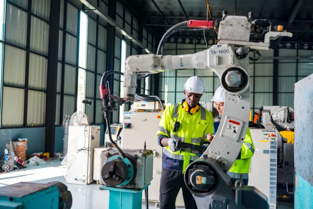 colaborador trabalhando com automação na construção civil