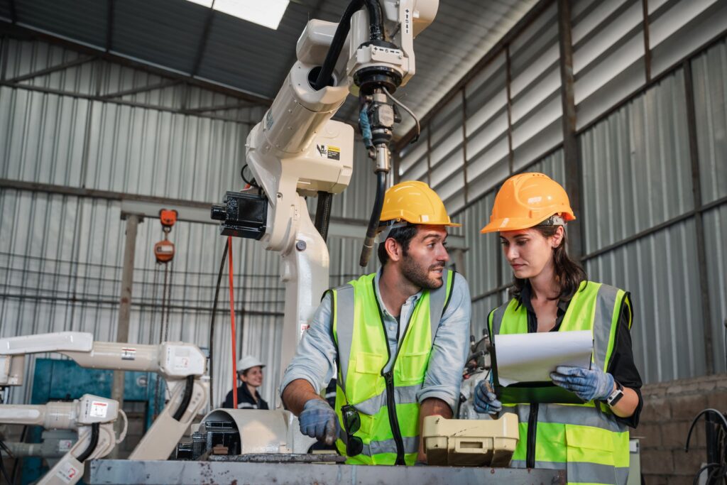engenheiros averiguando automação na construção civil