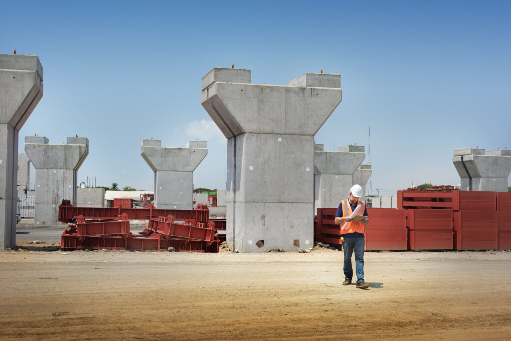 engenheiro trabalhando na construção de ponte com concreto protendido
