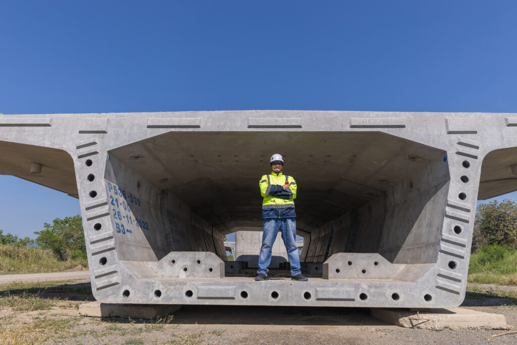 Homem trabalhando em projeto grande com concreto protendido