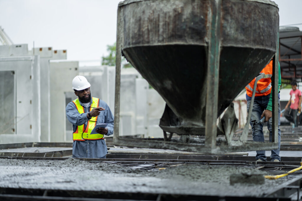 homem inspecionando concreto protendido