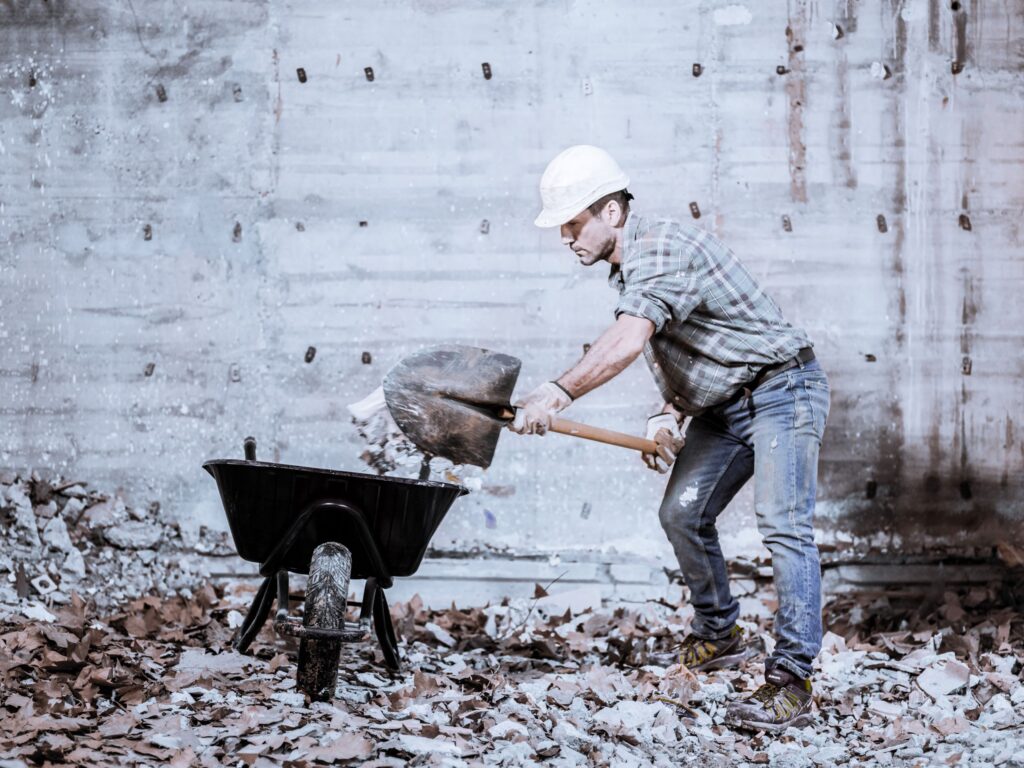 tipos de argamassa homem com pá e carriola