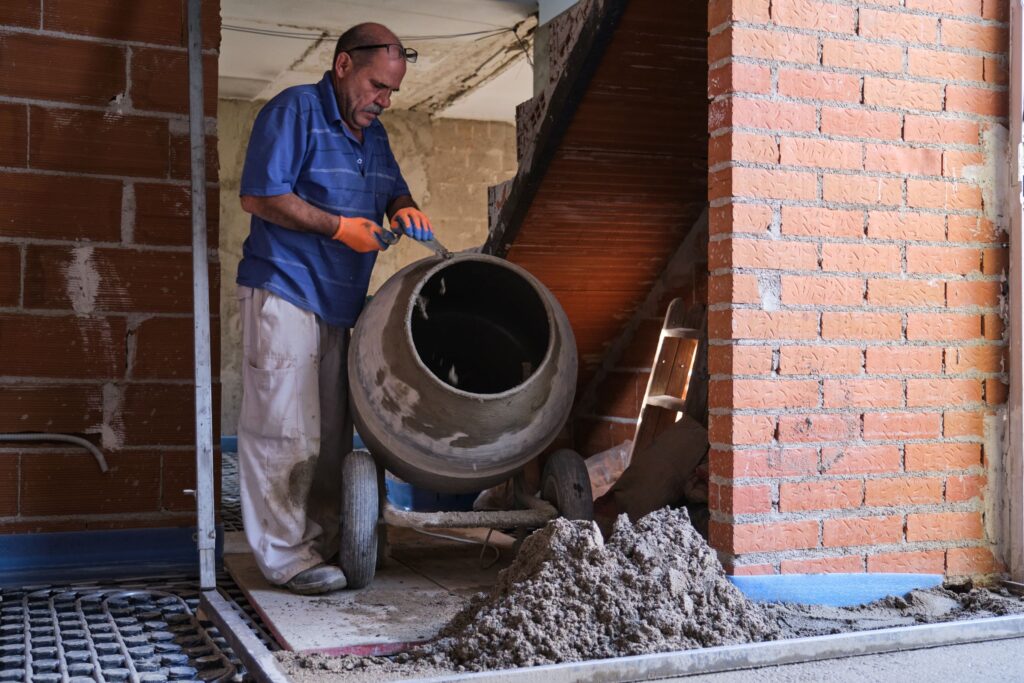 tipos de argamassa homem fazendo concreto
