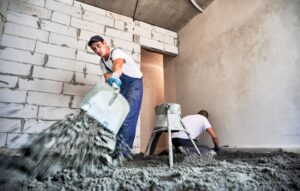 trabalhadores com tipos de argamassa na construção civil