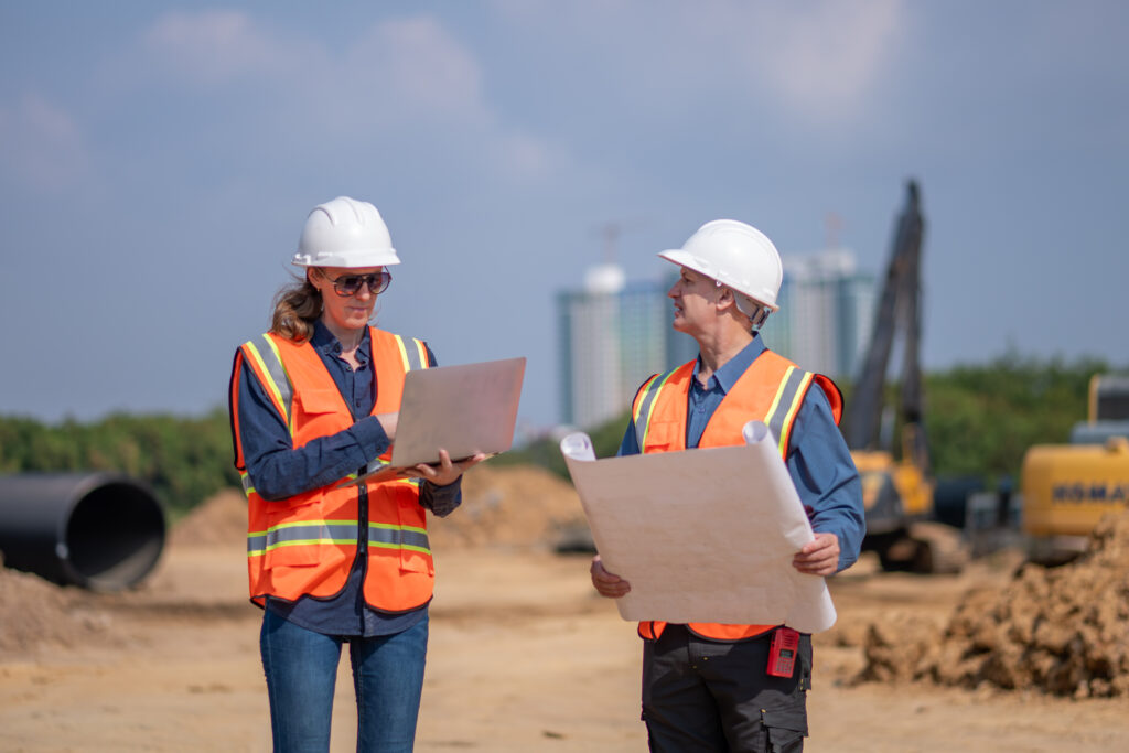 planejamento de obra engenheiros analisando construção