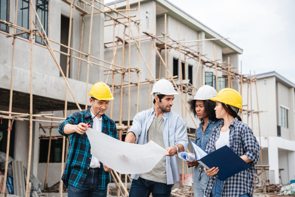 planejamento de obra time de engenheiros conversando