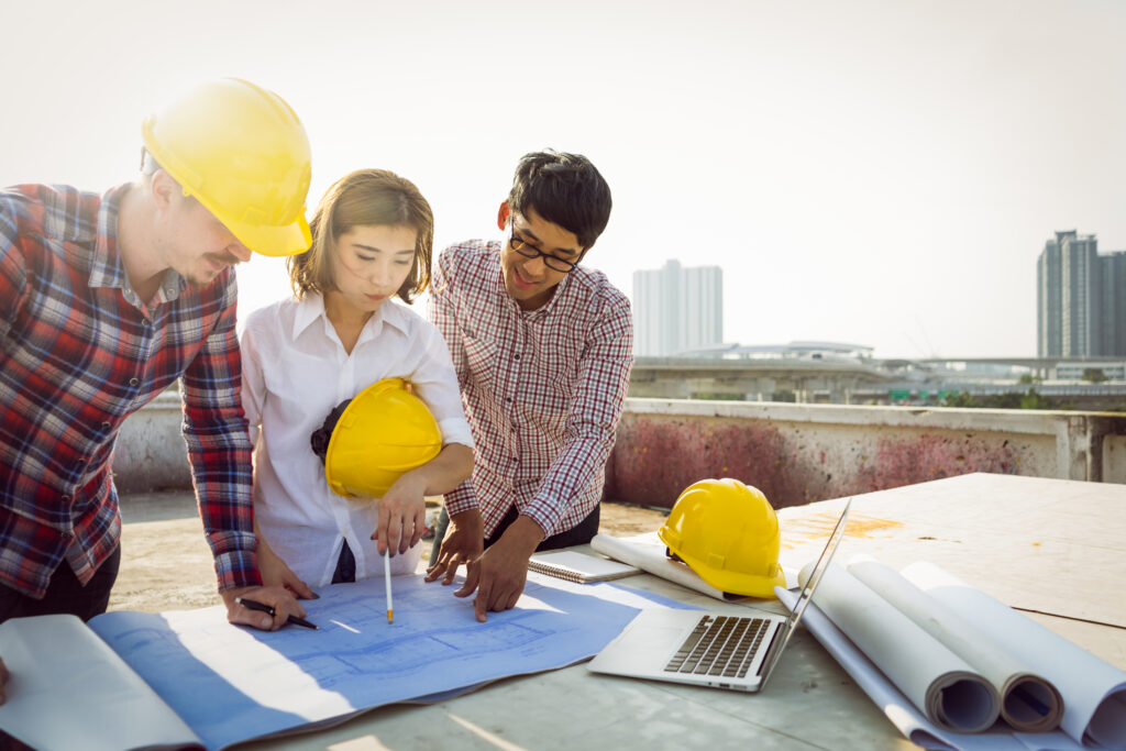 reunião de engenheiros para planejamento de obra