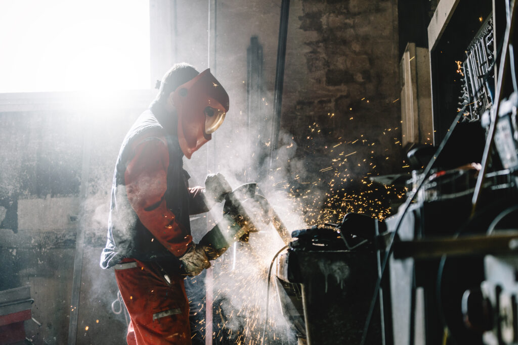 homem trabalhando com soldagem