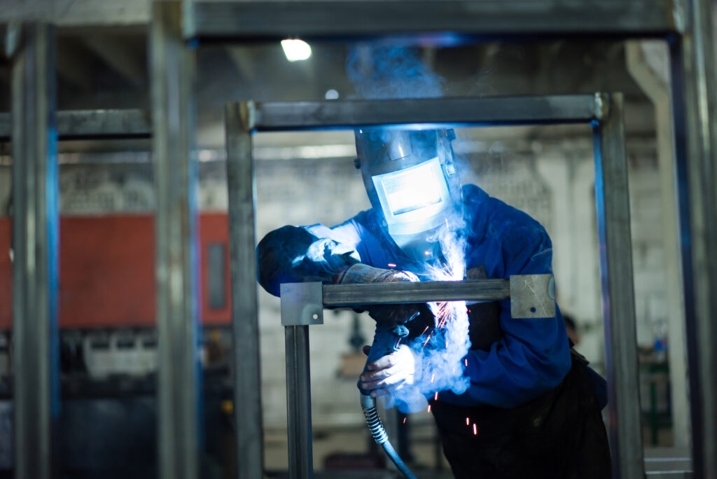trabalhador com epi soldagem