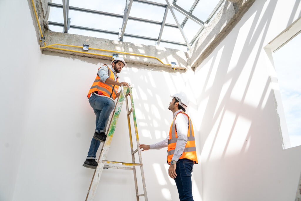 aluguel de escada engenheiros trabalhando